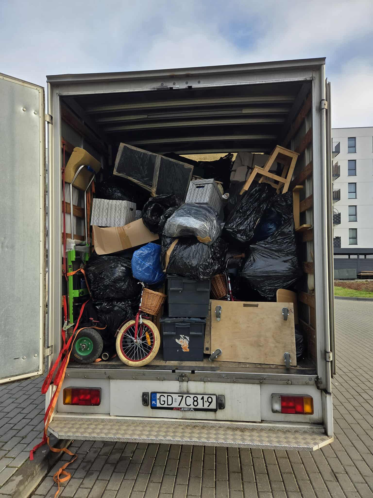 spakowane auto transportowe